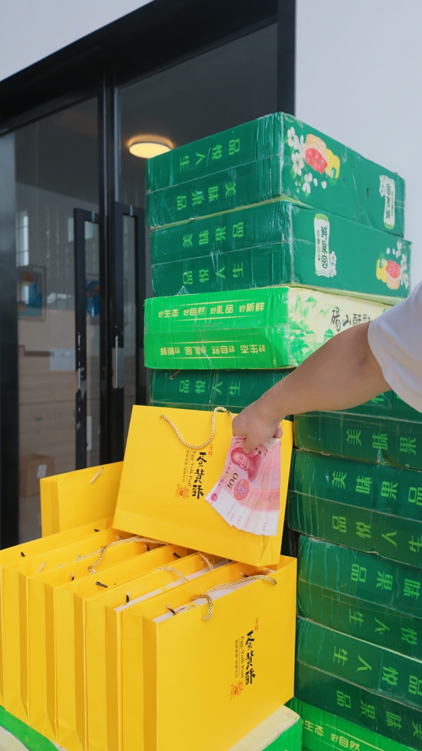 Fruit boxes, gift bags and cash gifts prepared for the Mid-Autumn Festival.