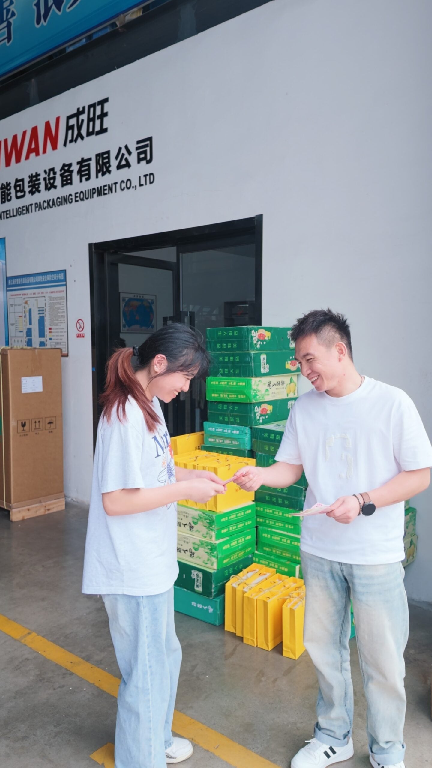 An employee receives a Mid-Autumn Festival cash gift at the Cenwan entrance.